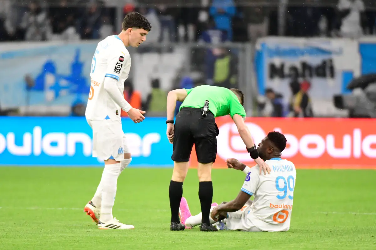 OM Sorti blessé hier face au PSG Chancel Mbemba évite le pire