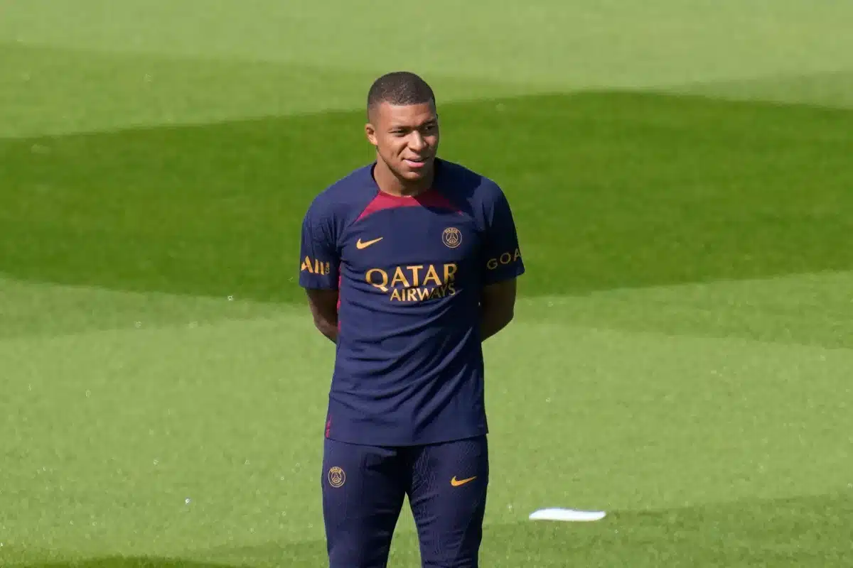 Le PSG n a pas versé le salaire du mois d Avril à Kylian Mbappé