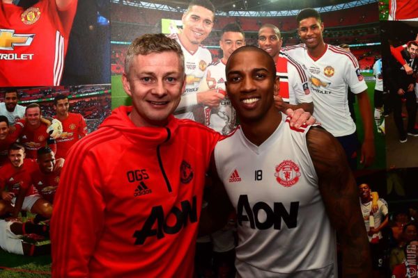 Officiel : un an de plus pour Ashley Young !