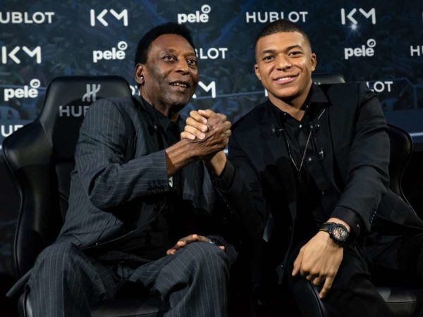 Pelé hospitalisé à Paris