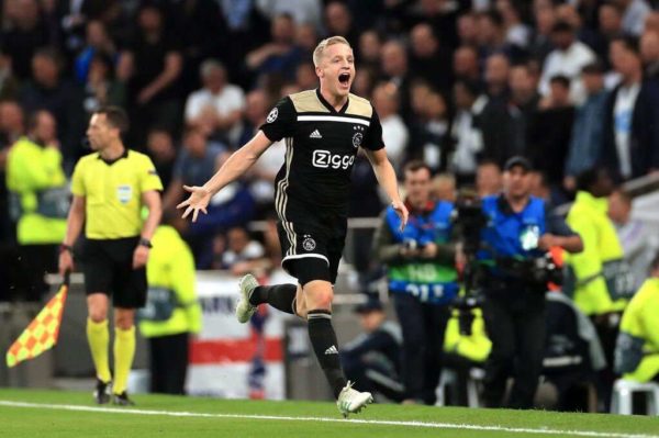 L’Ajax fixe le prix de Donny Van de Beek