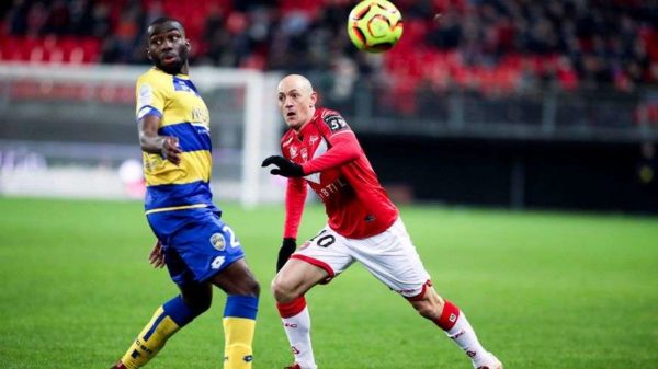 Officiel : M’Bakata prolonge avec le FC Sochaux