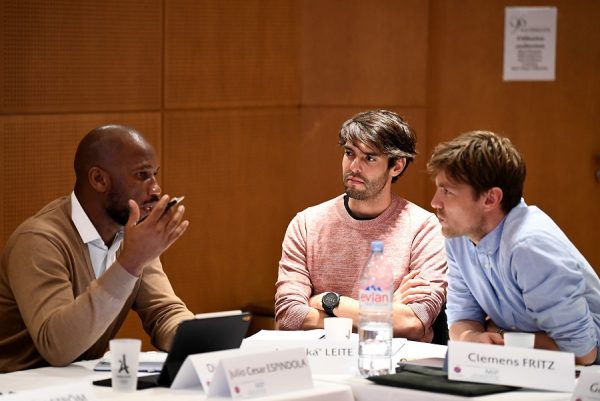 Des légendes du football en formation de l’UEFA