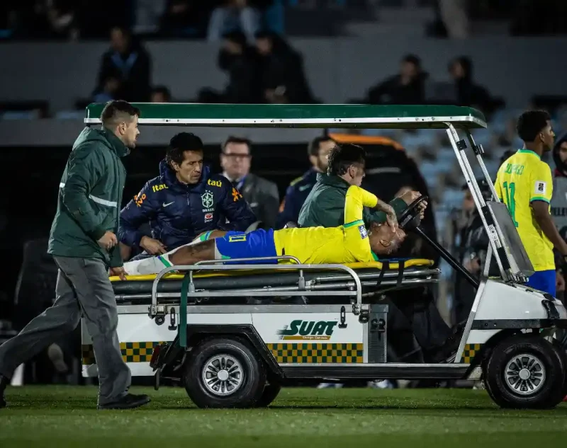 Neymar Jr en larmes qui sort sur civière