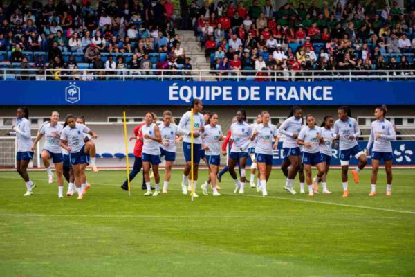 Les Bleues poussées hors de Clairefontaine par les Bleus