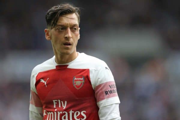 Du jamais-vu : Özil supporte le plus grand rival d’Arsenal