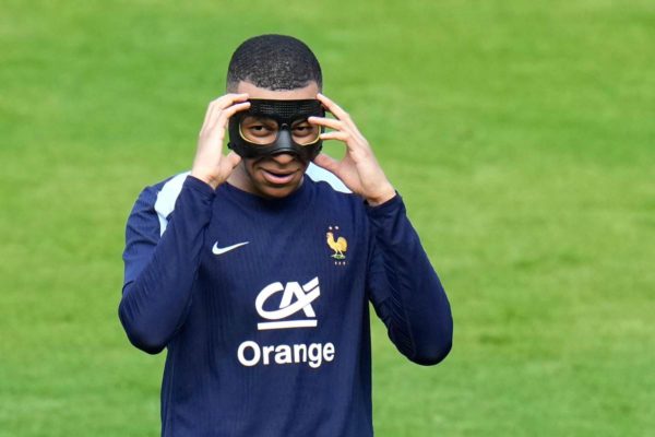 Euro : Kylian Mbappé en mode superhero avant la Belgique