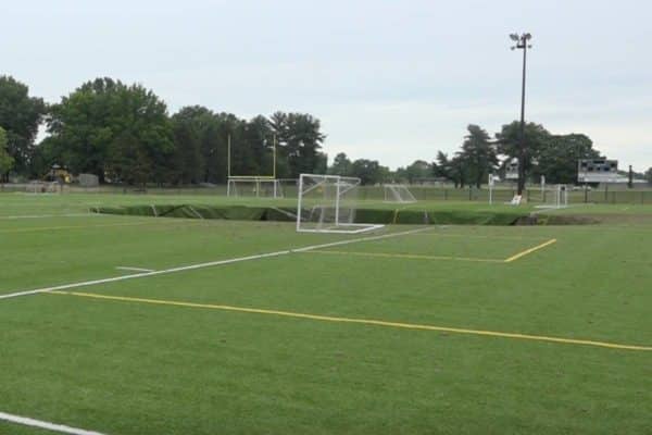 Incroyable vidéo : un gouffre engloutit un terrain de football dans l’Illinois