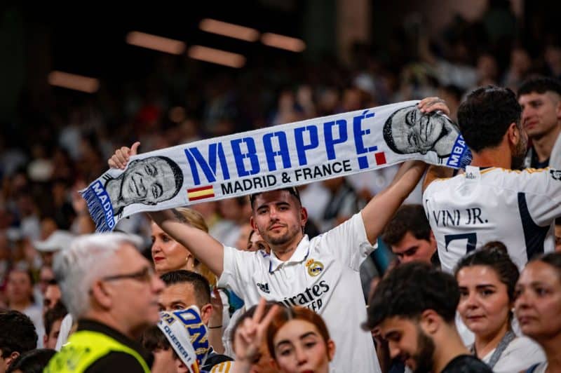 L'ambiance monte en dehors et dans le stade Santiago Bernabeu pour la présentation de Kylian Mbappé