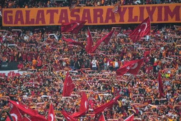 Video insolite: même sous perfusion, ce supporter de Galatasaray chante avec ferveur