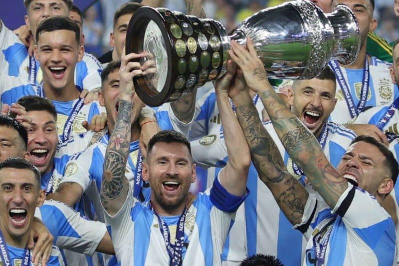 Lionel Messi, le joueur le plus titré de l'histoire du football soulevant la Copa America 2024