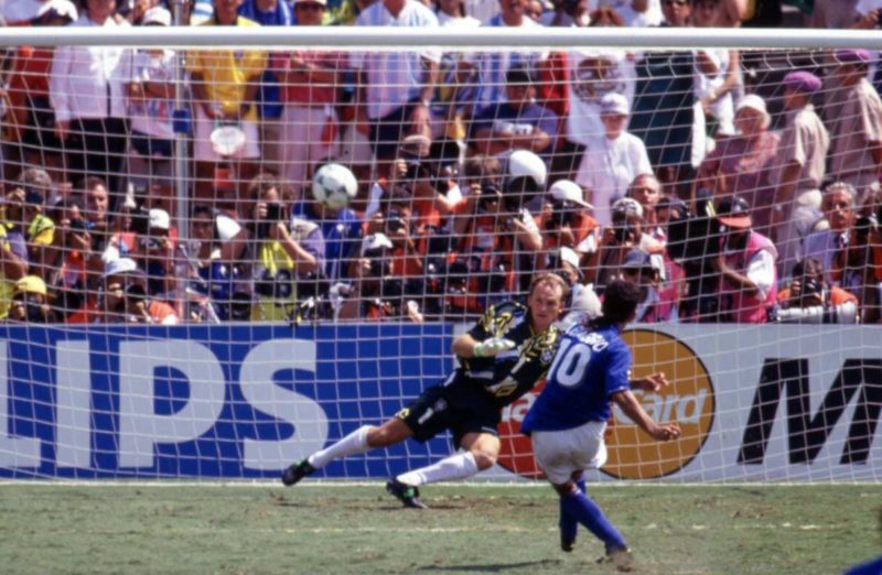 Roberto Baggio tirant le penalty lors de la Coupe du Monde 1994