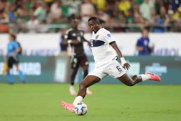 Willian Pacho juge sa première sous les couleurs du PSG