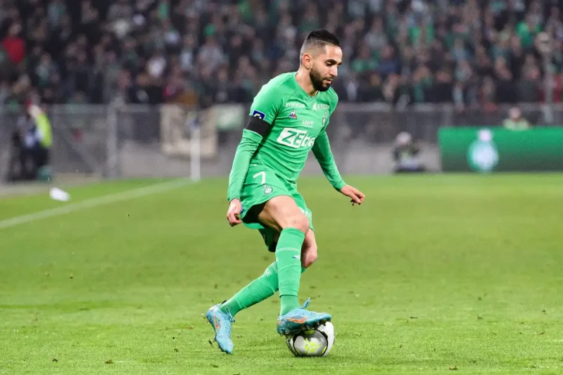 Ryad Boudebouz signe en Algérie