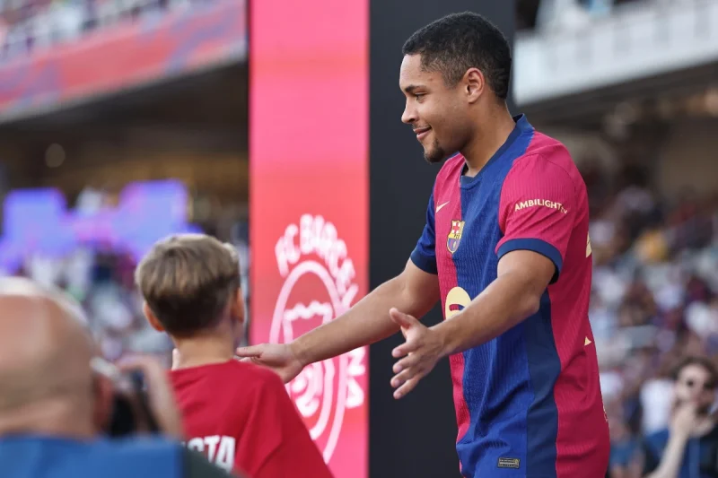 Victor Roque défonce le Barça