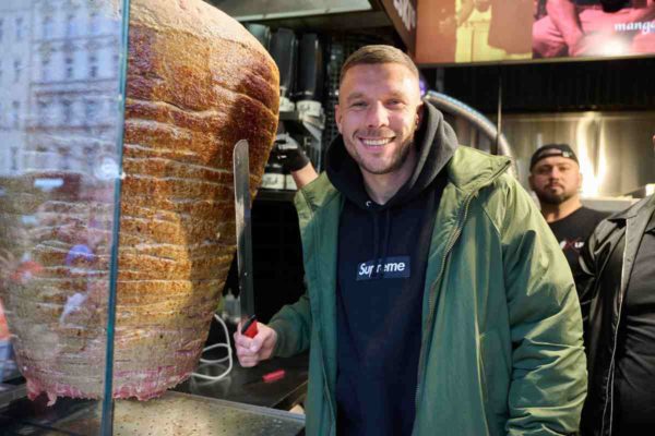 Footballeur et kébabier, Podolski interpellé par la police