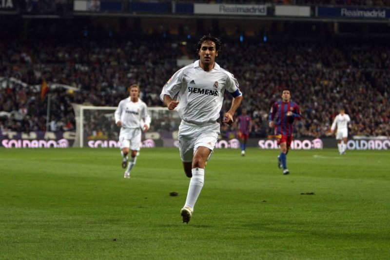 Raúl (Real Madrid) lors d'un Clasico contre le FC Barcelone