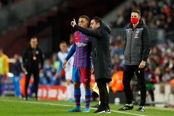 FC Barcelone ” Xavi n’a pas été honnête” Un ancien joueur dézingue Xavi