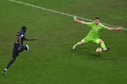 Emiliano Martinez se moque de la frappe de Randal Kolo Muani