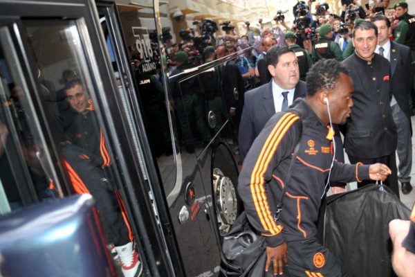 En 2012, Essien a fait arrêter le bus de Chelsea pour aller signer au Real Madrid : «j’ai dû crier au chauffeur..»