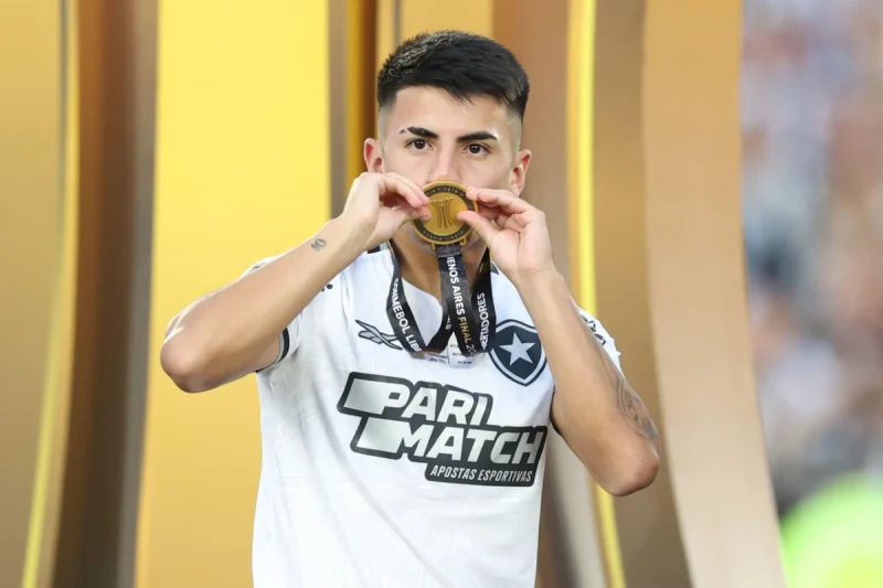 Thiago Almada fait un appel de pied à l'OL