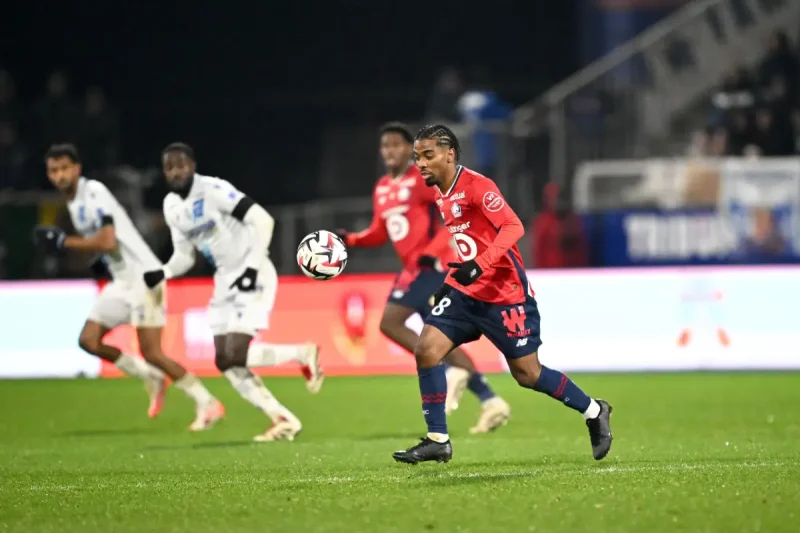 Angel Gomes réagit à son futur