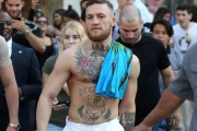 Conor McGregor choque les fans lors d’une partie de foot