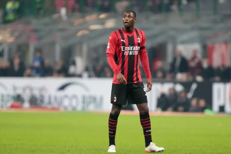 Milan AC : un club français piste Ballo-Touré Le contrat de Fodé Ballo-Touré arrivera à terme en juin prochain. L'ancien Monégasque n'est plus apparu sous le maillot milanais depuis très longtemps. Le club lombard lui a ouvert les portes et un club s'est déjà manifesté pour ce mercato.  Fodé Ballo-Touré a du mal en Lombardie. Cette saison, il est relégué en équipe réserve. Et même là, c'est la galère. Sa dernière apparition remonte au 21 novembre avec l'équipe réserve. Le statut d'indésirable de Ballo-Touré risque de précipiter son départ du Milan AC. L'occasion semble se présenter avec les intérêts d'un club français ce mercato hivernal. Un club français pour se sauver Arrivé en Lombardie en 2021, Ballo-Touré n'a pas su s'imposer au sein de la défense milanaise. Prêté à Fulham la saison dernière, il n'a pas convaincu et est revenu à Milan. À quelques mois du terme de son parcours milanais, il pourrait rentrer en France. Selon L'Equipe, Le Havre souhaiterait enrôler l'ancien Monégasque. Le club français aurait eu des discussions avec le Milan sur le cas du défenseur de 28 ans. Après les départs de Steve Ngoura et Christopher Opéri, les Havrais souhaitent recruter Ballo-Touré pour renforcer leur défense. Le Milan AC n'est pas contre la transaction. Le joueur devrait juste accepter de percevoir moins que les 2 millions d'euros annuels pour un accord total. Fodé Ballo-Touré retournerait en France 3 ans après l'avoir quittée. Avec seulement 196 minutes disputées cette saison, réparties en 3 matchs.